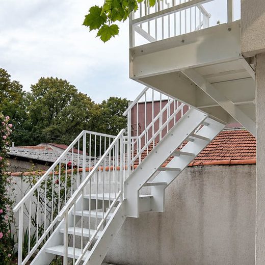 Spoljne metalne stepenice sa podestom i zaštitnom ogradom